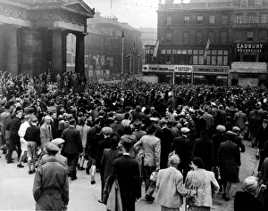 Edinburgh VJ Day August 1945 A pipe band march down the Mound in Edinburgh through