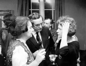 Drinks Prints: EDNA HEALEY AND DENNIS HEALEY WITH DAME PEGGY ASHCROFT CHATTING AT AN EVENT - 1976