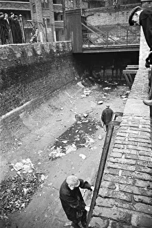 00377 Prints: Edward Farmer and his gang inspect the flow back from the Thames into the Kings Scholars