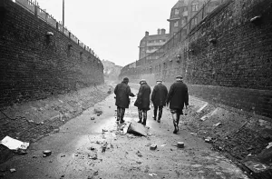 00377 Prints: Edward Farmer and his gang inspect the flow back from the Thames into the Kings Scholars