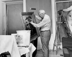 01428 Prints: Edward Heath inspecting bomb damaged painting as workmen make repairs - January 1975