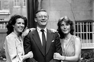 Edward Woodward actor with Hilary Tindall (right) and Amanda Kemp (left