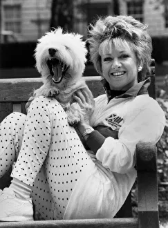 Friendships Prints: Elaine Paige: Singing star Elaine Page tunes up for the Commonwealth Games with a little