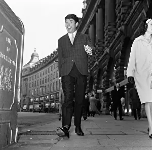 01040 Prints: Elated comedian Jimmy Tarbuck walking along Regent Street