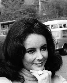 Elizabeth Taylor actress May 1968 wearing Diamond ring