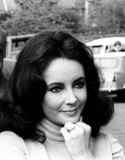 Elizabeth Taylor actress May 1968 wearing Diamond ring
