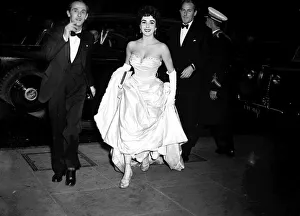 Necklace Prints: Elizabeth Taylor arriving for the premiere of Ivanhoe June 1952