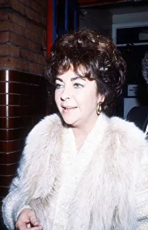 00028 Prints: Elizabeth Taylor Feb 1982 wearing White Fur coat Dame