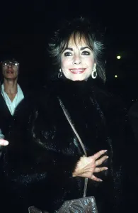 00028 Prints: Elizabeth Taylor Feb 1985 leaves Langans Restaurant
