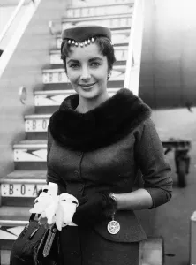 Elizabeth Taylor at Heathrow Airport 1954 Elizabeth Taylor in her prime was