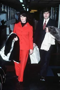 Screen Prints: Elizabeth taylor with Henry Wynberg at London airport 1975