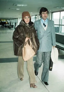 Elizabeth Taylor with Henry Wynberg at London airport November 1973