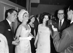 00140 Prints: Elizabeth Taylor, host to Bolshoi Ballet to see Cleopatra August 1963