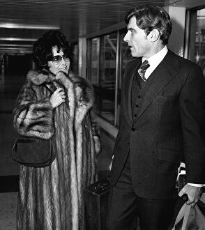 Images Dated 22nd December 1977: Elizabeth Taylor with husband John Warner in London December 1977 arriving