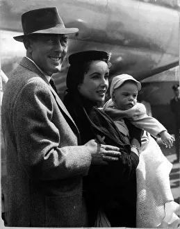 Elizabeth Taylor with husband Michael Wilding August 1953 as they embark