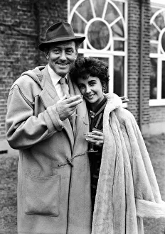 00140 Prints: Elizabeth Taylor and husband Michael Wilding back from Honeymoon March 1952