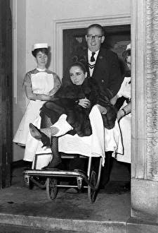 Elizabeth Taylor Jan 1963 leaves a London Clinic with her Knee in a splint after