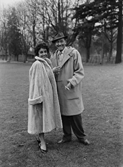 00028 Prints: Elizabeth Taylor march 1952 and Michael Wilding back from honey moon