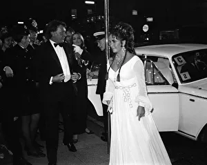 Elizabeth Taylor Oct 1969 with Richard Burton at premiere of Staircase