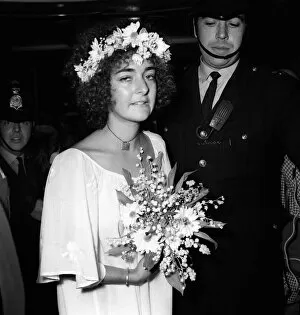 Images Dated 6th October 1970: Elizabeth Taylor Oct 1970 and Richard Burton attens Liz