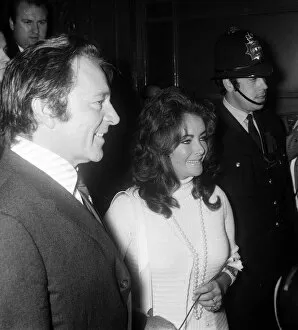 Images Dated 6th October 1970: Elizabeth Taylor Oct 1970 and Richard Burton attens Liz