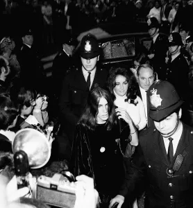 Elizabeth Taylor Oct 1970 and Richard Burton attens Liz
