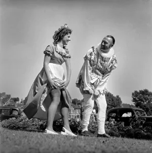 Bowls Prints: Elizabethans Bowls Tournament, Barry the Second in the costume