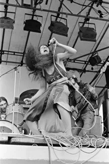 Rod Stewart Collection: Elkie Brooks, lead singer of Vinegar Joe, performs with the band at The Reading Festival