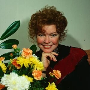 Images Dated 1st March 1981: Ellen Burstyn actress March 1981 standing beside flowers hand at chin