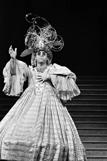 01081 Prints: Elton John brings the house down singing There Ain t Nothing Like a Dame