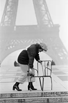 01068 Collection: Elton John pictured in Paris in front of the Eiffel Tower
