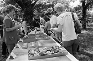 00744 Prints: Elvis Presley Fans from Britain, Holland and Denmark browse