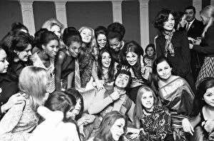 Images Dated 24th April 2012: Engelbert Humperdinck meets Miss World Contestants 15th November 1970