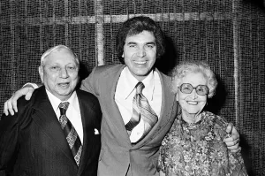 Engelbert Humperdinck with his parents, Mervyn and Olive Dorsey. 12th December 1979