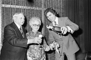 Engelbert Humperdinck with his parents, Mervyn and Olive Dorsey. 12th December 1979