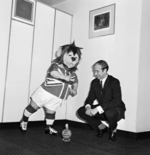 Mascot Prints: England footballer Bobby Charlton pictured with World Cup Willie