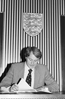 Three Lions Prints: England manager Bobby Robson at a press conference before his team