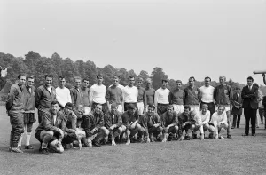 00802 Prints: The England national team squad pose at Lilleshall before a training session in