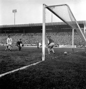 English League Division One match at Elland Road Leeds United 1 v Liverpool 1