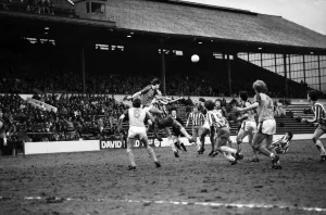 00213 Prints: English League Division Two match. Sheffield Wednesday 3 v Luton Town 3