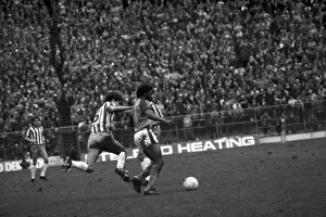 00213 Prints: English League Division Two match. Sheffield Wednesday 3 v Luton Town 3