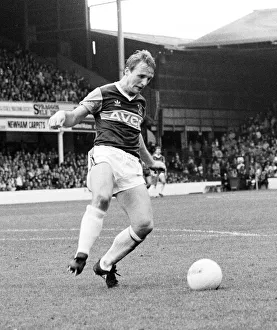 00262 Prints: English League Division One match. West Ham United 3 v Leicester City 1