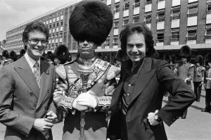 Entertainer Neil Diamond and Lord Tavistock present a cheque to the 2nd Battalion
