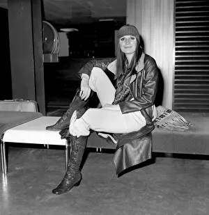 Entertainment. Music: Singer Sandie Shaw leaving London Airport for Madrid for a