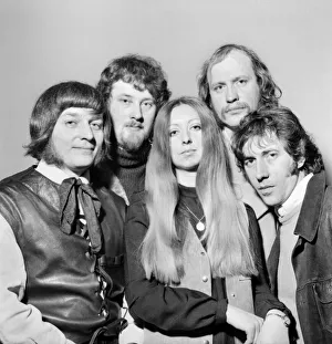 Entertainment Pop Music Groups: The pentangle'group - Jacqui McShee singer