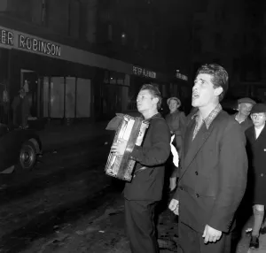 Entertainment: Street Singer: Buskers on the streets of London. October 1953 D6241-001