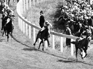 00106 Prints: Epsom Derby 1953. Gordon Richards in second place during the race. (crop)