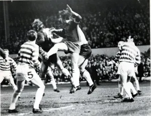 01150 Prints: EQI CELTIC VERSUS AJAX MARCH 1971 BILLY MCNEILL COMES UP FOR A CORNER KICK AS