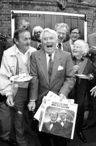 Ernie Wise unveils the plaque May 1992 on the house in Grey Close Hampstead
