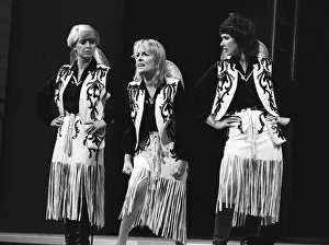 Esther Rantzen, Jan Leeming and Gloria Hunniford Nov 1982 in a song